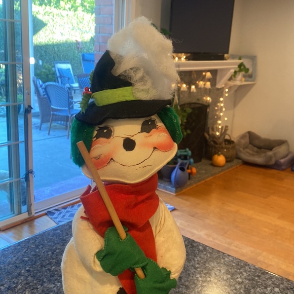 20 inch vintage Annalee snowman with hat and broom doll with original tag - Picture 3 of 6
